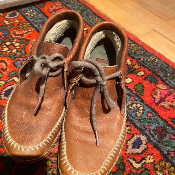 Beautiful moccasin style shoe - Picture 3 of 4
